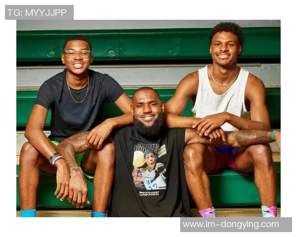 詹姆斯与儿子布朗尼打高尔夫分享珍贵亲子时光感悟人生乐趣